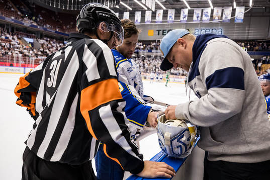 Domare Kristoffer Folkstrand och Leksands målvakt Mantas