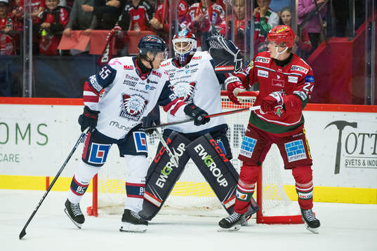 Linköpings Arvid Aronsson och målvakt Edvin Sandell mot