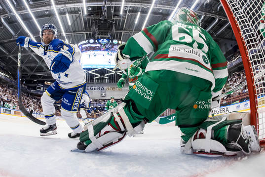 Leksands Oskar Lang och Rögles målvakt Christoffer Rifalk