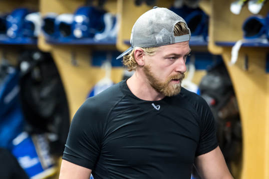 Leksands Anton Lindholm innan  ishockeymatchen i SHL mellan