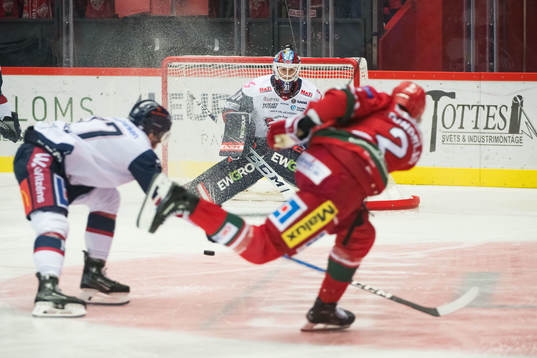 MoDos David Rundblad och Linköpings målvakt Jesper