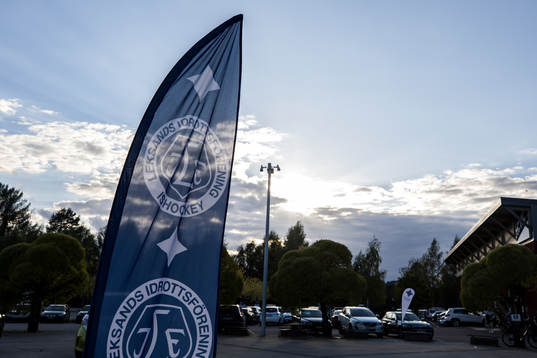 Leksands flagga utanför Tegera Arena