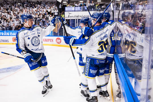 Leksands Peter Cehlarik jublar med lagkamrater