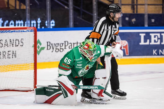 Rögles målvakt Christoffer Rifalk och Domare Mikael