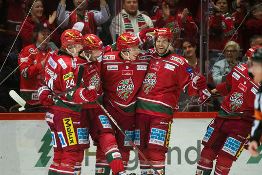 Modos David Rundblad jublar med lagkamrater