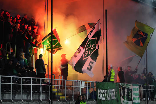 Brages supportrar bränner pyroteknik innan fotbollsmatchen