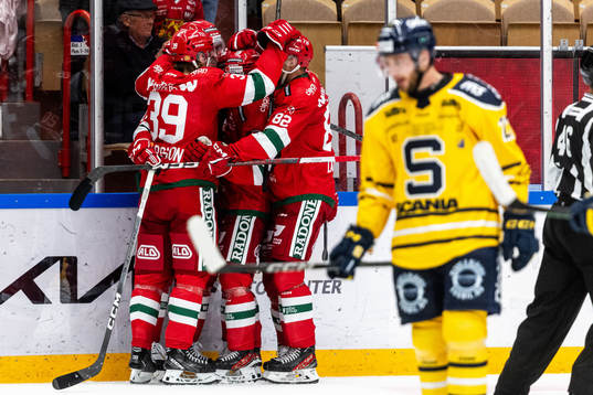 Moras Gustav Willman-Borvik jublar med lagkamrater