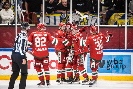 Moras Petter Vesterheim jublar med lagkamrater