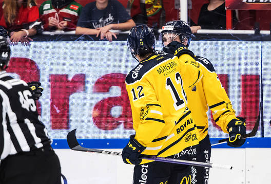 Södertäljes Dominic Turgeon jublar med lagkamrater