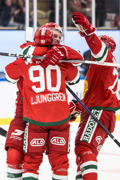Moras Daniel Ljunggren jublar med lagkamrater