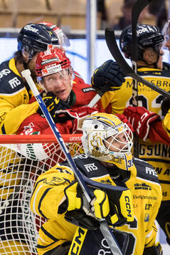 Moras Henrik Eriksson och Södertäljes målvakt Tomas Sholl