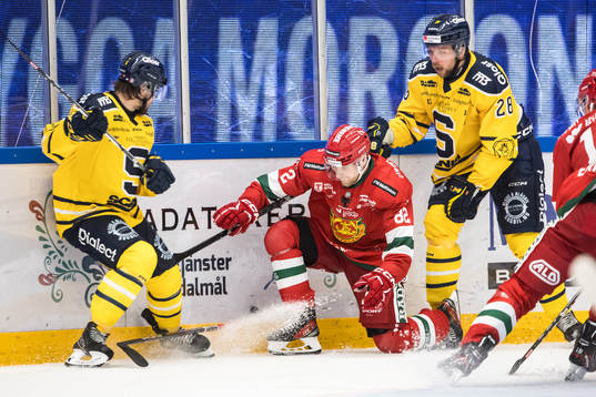 Moras Roope Laavainen och Södertäljes Emil Alba