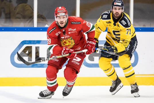 Moras Johan Persson och Södertäljes Dominic Turgeon