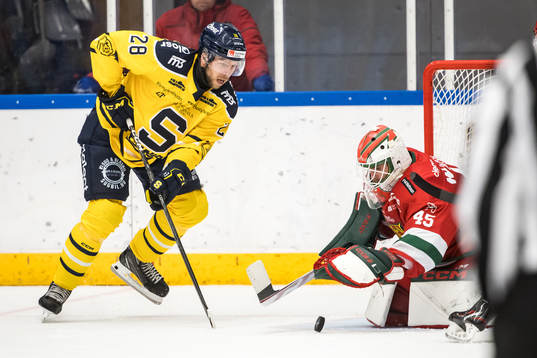 Södertäljes Emil Alba och Moras målvakt Andreas Ljunggren