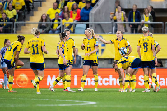 Players of Sweden look dejected