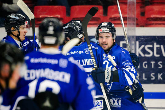 Karlskogas Theodor Pistek jublar med lagkamrater
