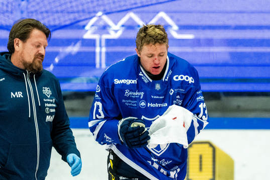 Karlskogas Hampus Plato lämnar isen skadad