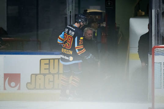Djurgårdens Axel Andersson lämnar isen