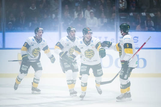 Björklövens Nicolai Meyer jublar med lagkamrater
