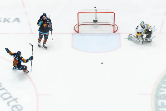 Djurgårdens Olle Liss jublar
