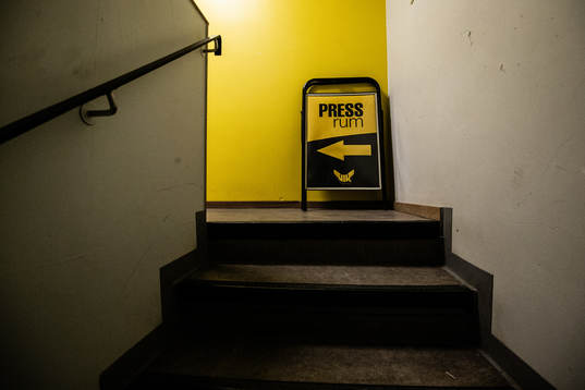 En skylt visa vägen till pressrummet i ABB Arena Nord