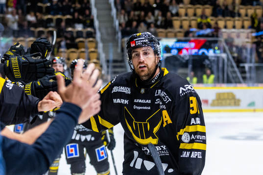 Västerås Nicholas Hutchison jublar