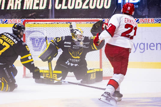 Västerås målvakt Niilo Halonen med en räddning
