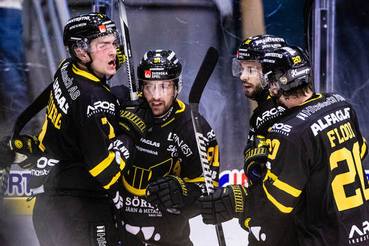 Västerås Nicholas Hutchison (m) jublar med Hannes