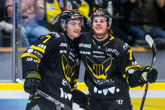 Västerås Hannes Hellberg (v) jublar med Gabriel Kangas (h)