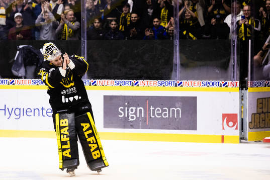 Västerås målvakt Niilo Halonen jublar  ishockeymatchen i