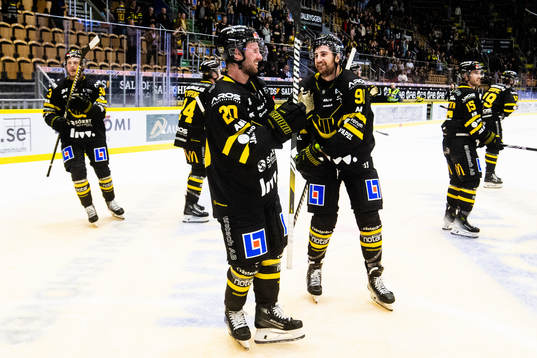 Västerås Nicholas Hutchison och Erik Flood jublar