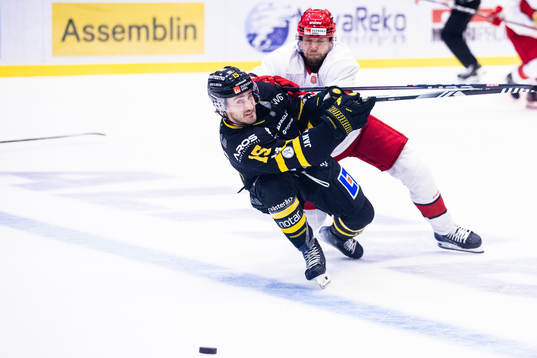 Västerås Jared Dmytriw och Almtunas Victor Aronsson