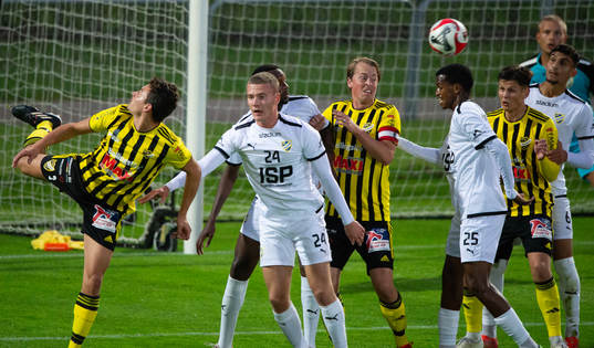 IFK Hässleholms Isak Orajärvi klackar mot Malmö-målet i