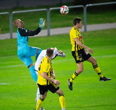 IFK Hässleholms Isak Orajärvi nickar mot IFK Malmös