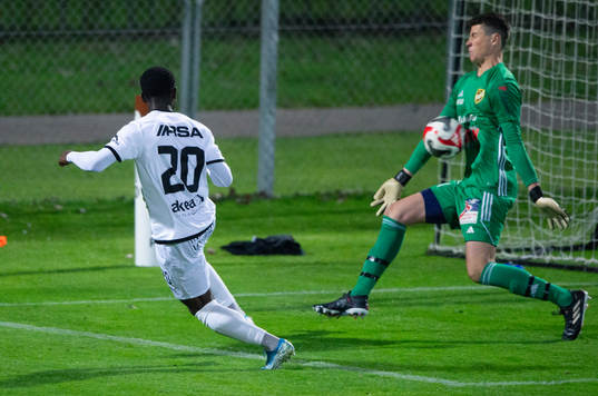 IFK Hässleholms målvakt Victor Stulic räddar  i matchen