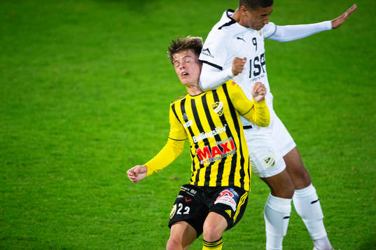 IFK Hässleholms Jussi Tikkanen får en armbåge i ansiktet
