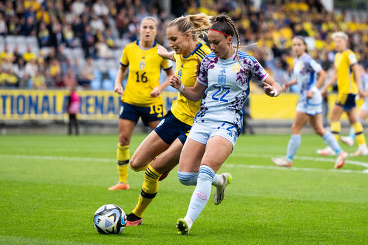 Nathalie Björn of Sweden and Athenea del Castillo of Spain