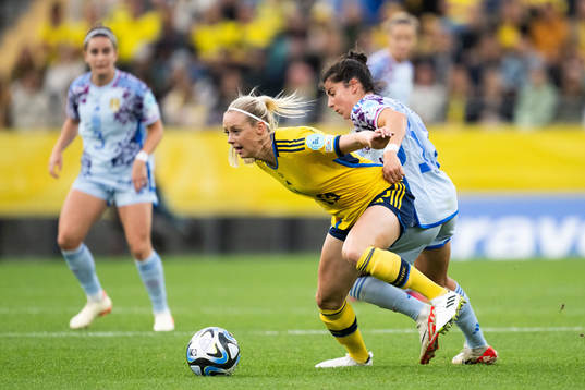 Amanda Ilestedt of Sweden and Lucía García Córdoba of