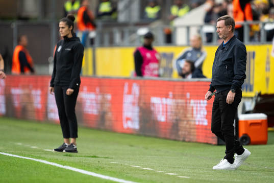 Head coach Montse Tomé of Spain and Head coach Peter
