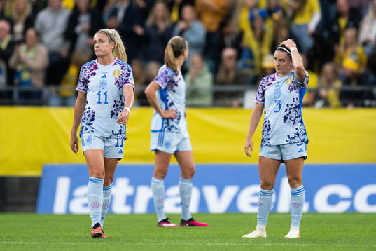 Alexia Putellas and Teresa Abelleira of Spain look dejected
