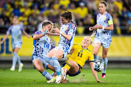 Stina Blackstenius of Sweden against Laia Aleixandri and