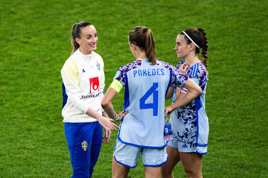 Kosovare Asllani of Sweden with Irene Paredes and Teresa