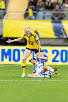 Amanda Ilestedt of Sweden and Lucía García Córdoba of