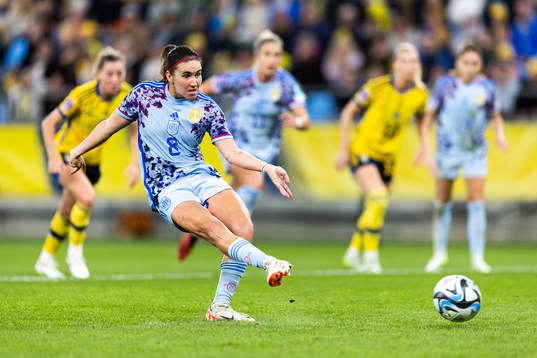 Mariona Caldentey of Spain scores 2-3