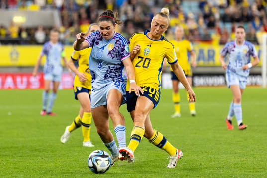 Mariona Caldentey of Spain and Hanna Bennison of Sweden