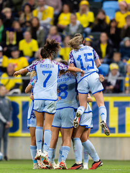 Mariona Caldentey of Spain celebrates scoring 2-3 with team