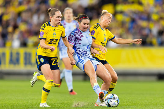 Elin Rubensson of Sweden and Hanna Bennison against Mariona
