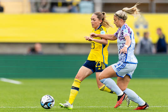 Elin Rubensson of Sweden and Alexia Putellas of Spain