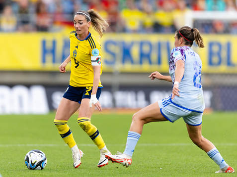 Kosovare Asllani of Sweden and Mariona Caldentey of Spain