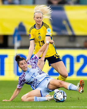 Amanda Ilestedt of Sweden and Lucía García Córdoba of